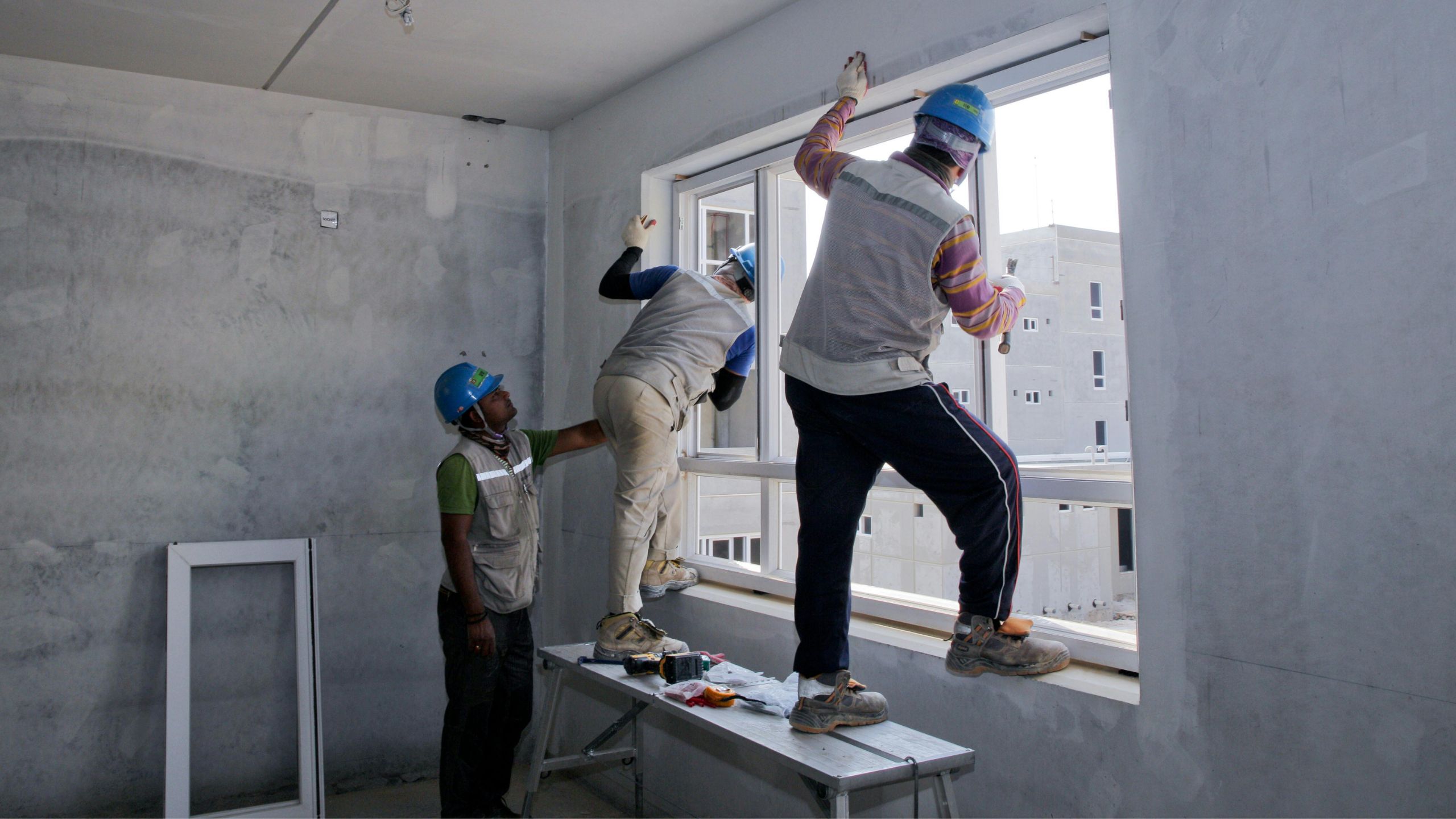 Czy montować okna przed zimą? Sprawdzamy, kiedy to ma sens – a kiedy lepiej poczekać